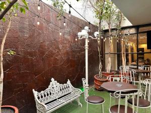 Fresnillo de González EcheverríaにあるHotel del Fresnoの石壁のレストラン