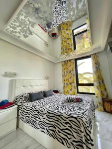uma cama com estampa de zebra num pequeno quarto em Casa Amaya 208 em Costa de Antigua