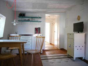 eine Küche mit einem Tisch und Stühlen sowie einem Kühlschrank in der Unterkunft Brunottescher Hof in Wallenstedt