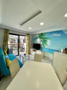 ein Wohnzimmer mit einem Tisch und Meerblick in der Unterkunft Casa Amaya 208 in Costa de Antigua