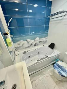 Baño blanco con bañera y espejo en Casa Amaya 208 en Costa de Antigua
