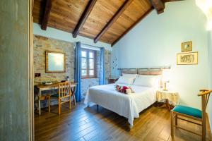 una camera con letto, tavolo e scrivania di Tenuta Di Maro a Sticciano