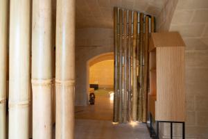 un couloir avec des colonnes blanches dans un bâtiment dans l'établissement Cenobio Hotel & SPA Matera, à Matera