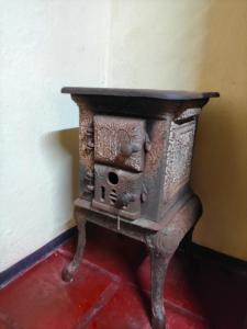 a stone stove sitting in a corner of a room at Pedra Grande Adventure Park in Atibaia