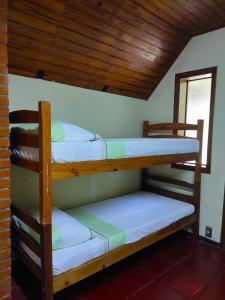 2 Etagenbetten in einem Zimmer mit Holzdecke in der Unterkunft Pedra Grande Adventure Park in Atibaia