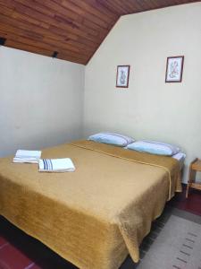 ein Schlafzimmer mit 2 Betten und Handtüchern darauf in der Unterkunft Pedra Grande Adventure Park in Atibaia