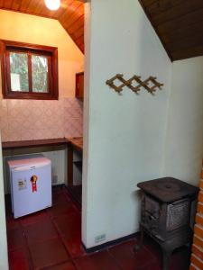 eine Küche mit einem kleinen Kühlschrank und einem Herd in der Unterkunft Pedra Grande Adventure Park in Atibaia