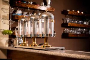 een groep glazen potten op een aanrecht bij Casa Mama Fanti in Esquipulas