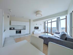 Turnau City Aparthotel的厨房或小厨房