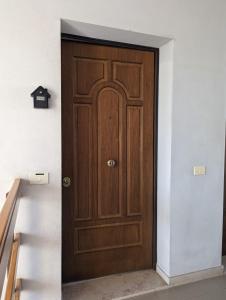 uma porta de madeira num quarto com uma escada em Casa Vacanze Cuore di Maremma em Il Bagno