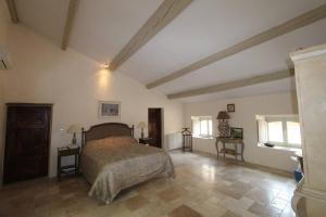 ein Schlafzimmer mit einem Bett und zwei Fenstern in der Unterkunft Luxury Retreat in Valréas in Valréas