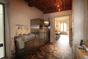 eine Küche mit einem Kühlschrank aus Edelstahl und einer Spüle in der Unterkunft Luxury Retreat in Valréas in Valréas