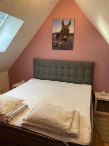 Postel nebo postele na pokoji v ubytování Kungshagagård