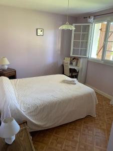 1 dormitorio con cama blanca y ventana en Chambres d'Hôtes de Franc, en Moliets-et-Maa