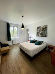 Ліжко або ліжка в номері Maison de charme avec jardin - Proche Lyon -