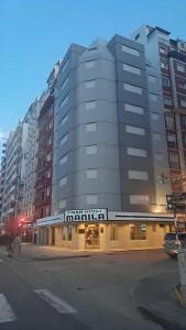 マル・デル・プラタにあるGran Hotel Manilaの大通角の大きな建物