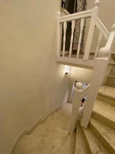 uma escada com uma escada em espiral branca em مارينا 5 الساحل الشمالي em El Alamein