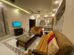 uma sala de estar com dois sofás e uma televisão em مارينا 5 الساحل الشمالي em El Alamein