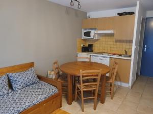 モンティニャックにあるAppart Montignac 2/4 personnesの小さなキッチン(テーブル付)、ベッド1台が備わります。