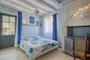 Postel nebo postele na pokoji v ubytování Jacuzzi et Vue sur Loire - Maison d'hôtes L'Odyssée