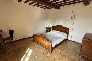 Katil atau katil-katil dalam bilik di Mas provençal avec piscine