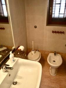 bagno con lavandino e servizi igienici di Casa Vacanze Mare Trinitapoli a Trinitapoli