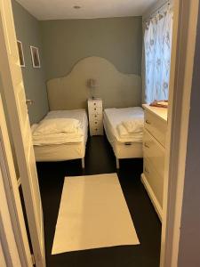 Postel nebo postele na pokoji v ubytování Kungshagagård