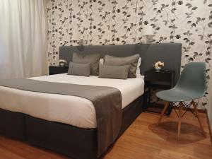 ブエノスアイレスにあるホテル ウォルドルフのベッドルーム(大型ベッド1台、椅子付)