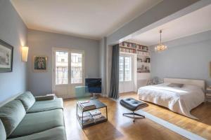 een woonkamer met een bed en een bank bij Holodek Apartments- Elysian Harmony in Athene