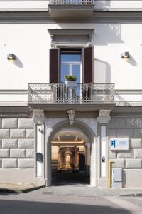 een gebouw met een balkon met een bloempot erop bij Palazzo Adele in Ercolano