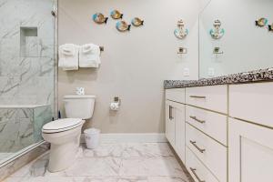 巴拿马城海滩Lagoon Luxury的带卫生间和淋浴的浴室 更多16张照片