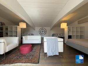 1 dormitorio con muebles blancos, 1 cama y 1 alfombra en [Blissful Haven]Luxurious VILLA with POOL* * * * *, en San Ruffillo