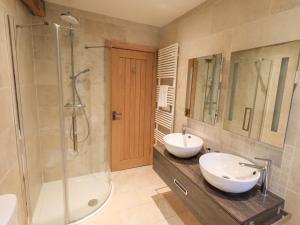 ein Badezimmer mit 2 Waschbecken, einer Dusche und einer Badewanne in der Unterkunft Hazel Cottage in Ulverston + 35 Fotos