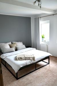 una camera da letto con un letto con lenzuola bianche e una finestra di Berga Farmhouse a Berga