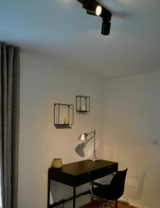 una scrivania con lampada e sedia in camera di Berga Farmhouse a Berga