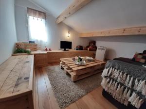 ein Wohnzimmer mit einem Sofa und einem Tisch in der Unterkunft VILLA TITOU1 in Cabriès
