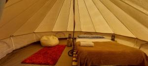 a room with two beds in a tent at Nature Retreat - Laurel Forest in Seixal