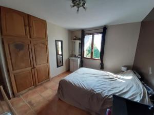 um quarto com uma cama e uma janela em VILLA TITOU1 em Cabriès