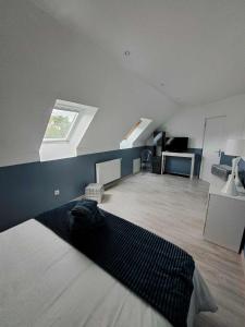 ein großes Wohnzimmer mit einem Bett und einem Fenster in der Unterkunft VENT DE FOLIE in Le Crotoy