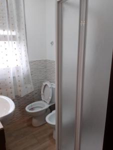カターニアにあるMyrEma House - near Fontanarossa Airport Cataniaのバスルーム(トイレ、洗面台付) +9枚の写真
