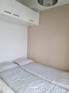 1 dormitorio blanco con 1 cama en una habitación en Top Floor City Apartment, en Rovaniemi