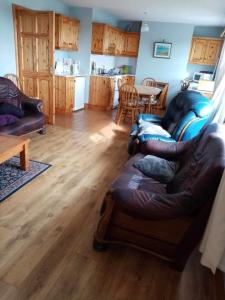 uma sala de estar com um sofá e uma mesa em Atlantic View em Doonbeg