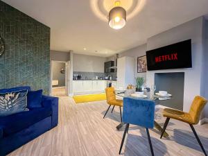 sala de estar con sofá azul y mesa en Luxury Boutique Apartments Block Free Street Parking en Hounslow