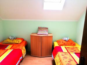 een kamer met 2 bedden en een houten kast bij Apartment Dobra vila in Perućac