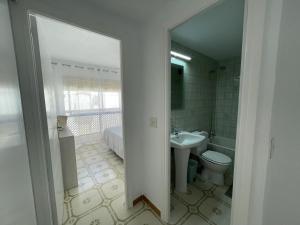 een badkamer met een toilet en een wastafel bij Calabardina Playa 2 con Wifi in Calabardina