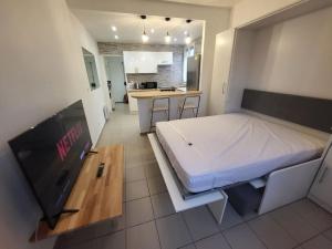 Μια τηλεόραση ή/και κέντρο ψυχαγωγίας στο Studio moderne proche RER B