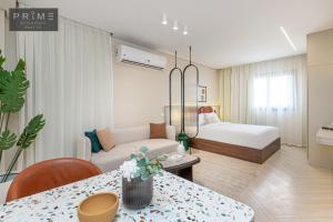 una camera d'albergo con letto e divano di Prime Residence Point 90 a Il Cairo