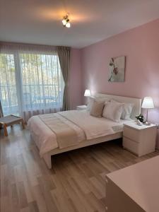 1 dormitorio con cama grande y ventana grande en ATEA Apartments en Kavarna
