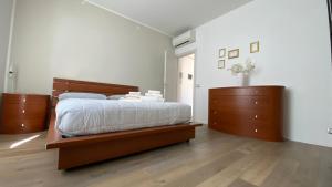 1 dormitorio con 1 cama grande y muebles de madera en Suite649 Nuova 5 en Modena