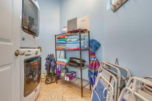 um toalheiro num quarto com uma máquina de lavar roupa em Water View Dauphin Island Condo with Boat Slips em Dauphin Island